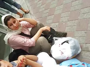 یک جوان ژاپنی کیک گو ...