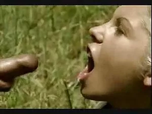 فرشته دختر بر روی صف ...
